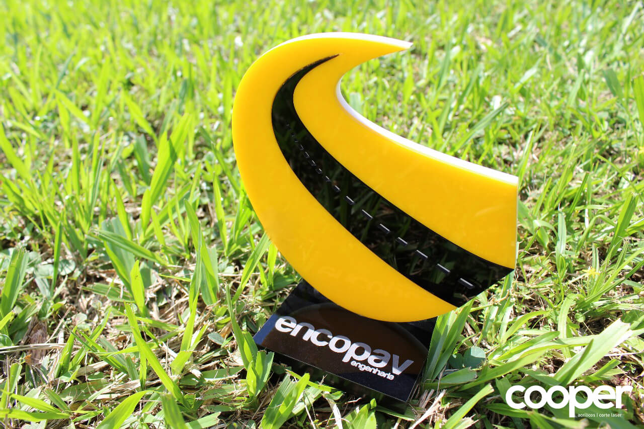 Troféu em acrílico colorido